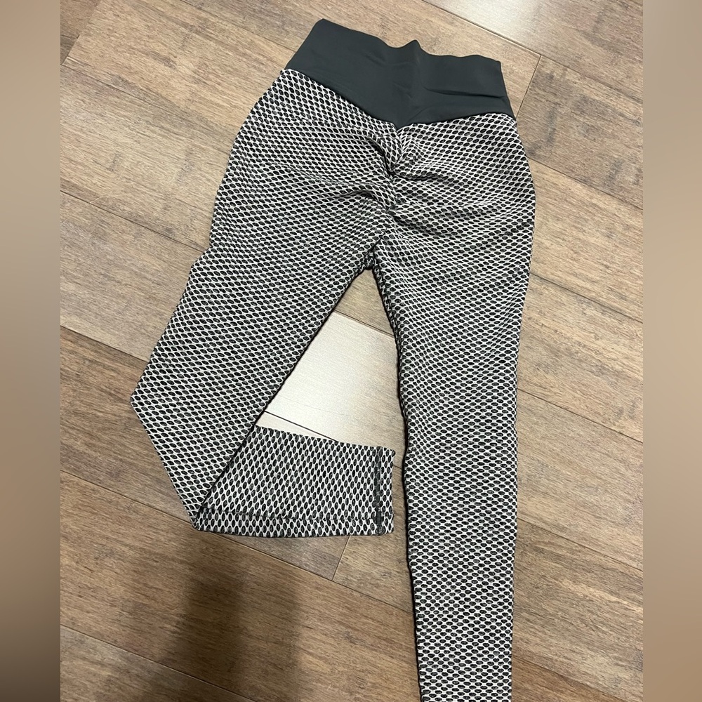 Women's Gray Textured Leggings - Picture 9 of 10